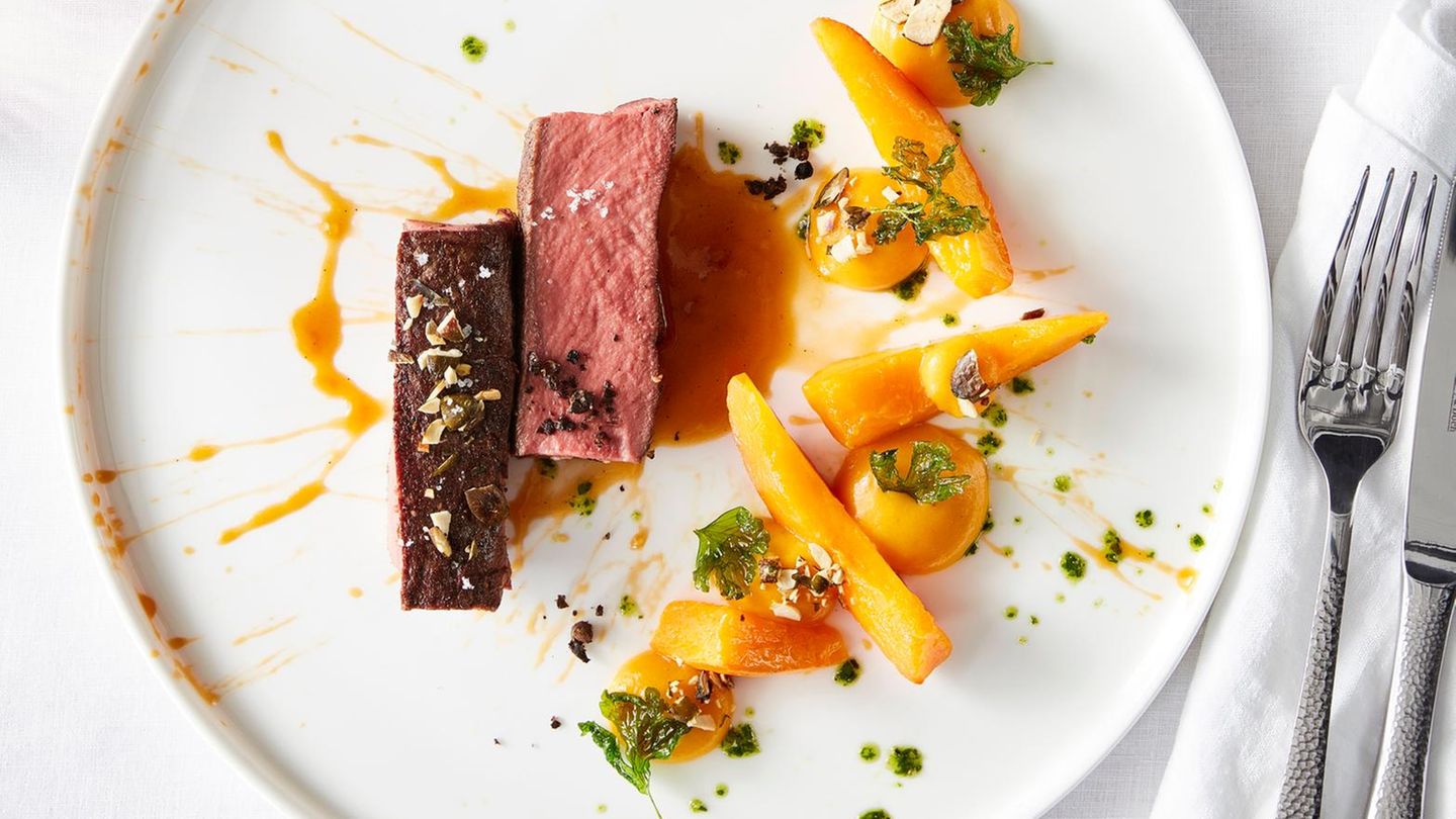Rosa Rehrücken mit Pfefferkruste und dreierlei Kürbis Rezept