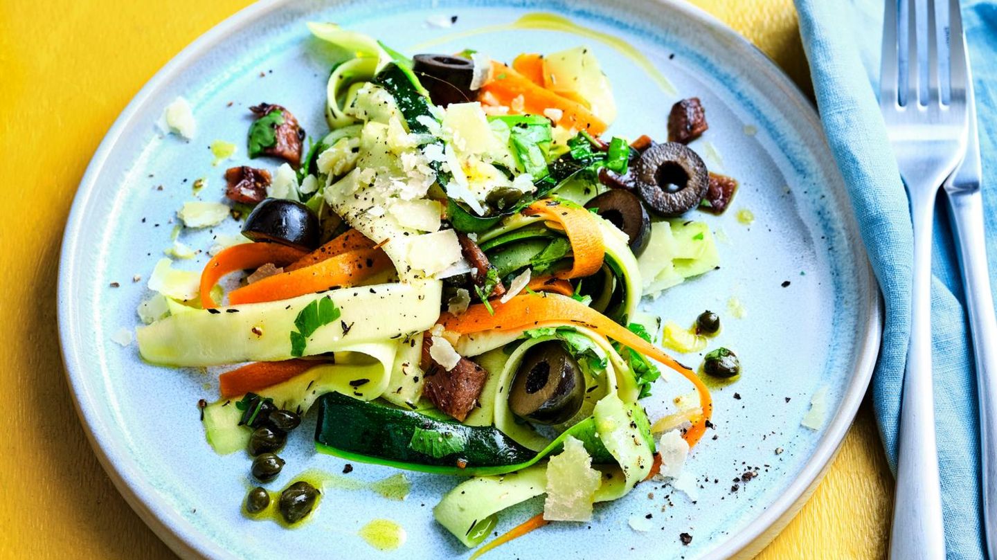 Zucchini-Möhren-Nudeln mit Sardellen Rezept
