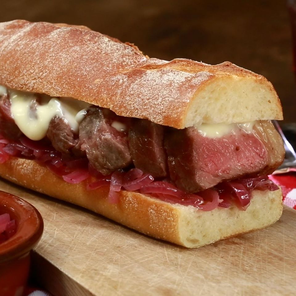 Steak-Sandwich mit Zwiebelmarmelade