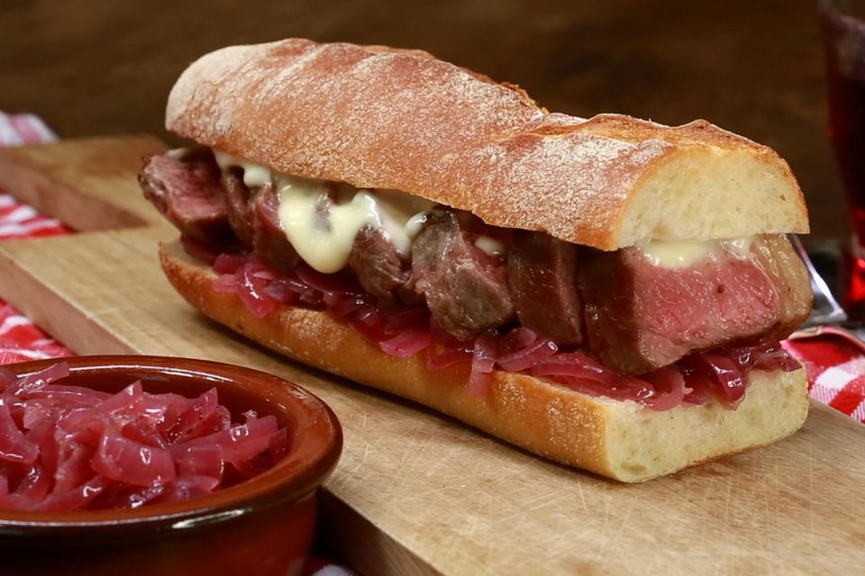Steak-Sandwich mit Zwiebelmarmelade Rezept - [ESSEN UND TRINKEN]
