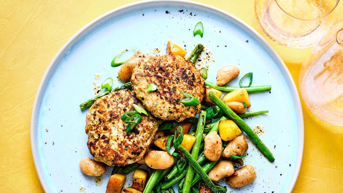 Zucchini-Hähnchen-Frikadellen mit grünen Bohnen Rezept