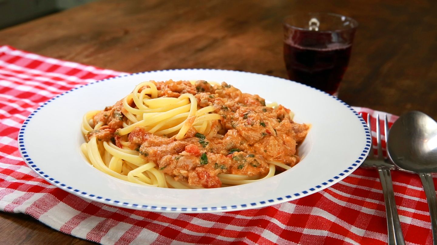 Nudeln mit Thunfisch-Tomaten-Käse-Sauce Rezept