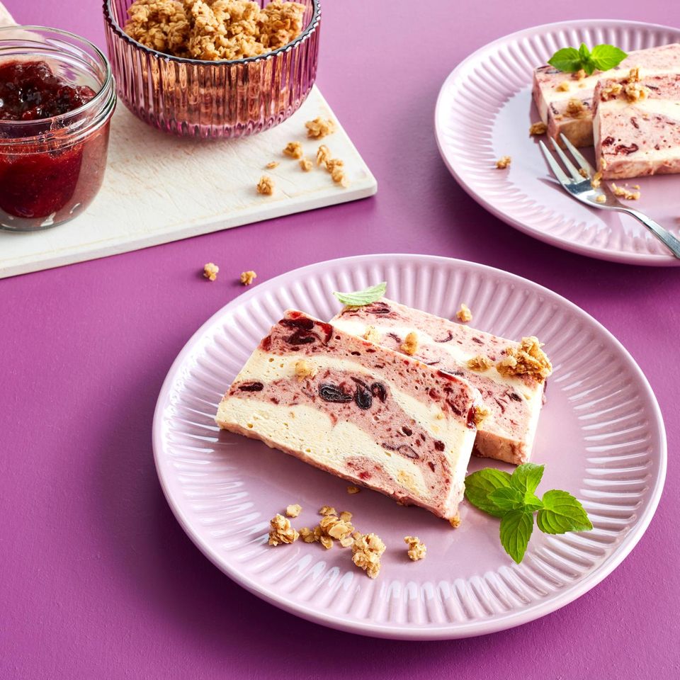 Zwetschgenparfait mit Hafer-Crumble Rezept - [ESSEN UND TRINKEN]