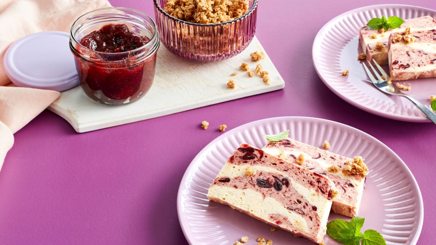 Zwetschgenparfait mit Hafer-Crumble Rezept