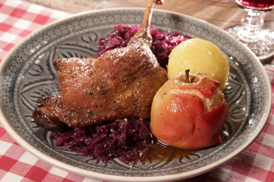 Knusprige Gänsekeule mit Bratäpfeln Rezept - [ESSEN UND TRINKEN]
