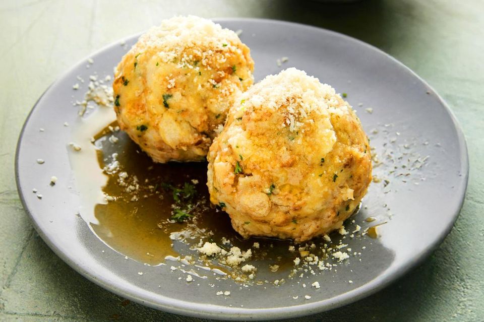 Semmelknödel: einfaches Grundrezept - [ESSEN UND TRINKEN]