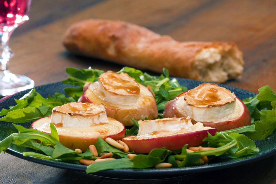 Überbackener Ziegenkäse mit Honigsauce Rezept - [ESSEN UND TRINKEN]
