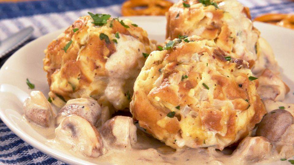 Spinat-Semmelknödel mit Pilz-Sahne-Sauce - [ESSEN UND TRINKEN]