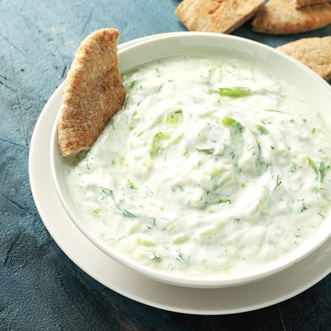 Klassisches Tzatziki aus Yoghurt, Knoblauch und Gurke