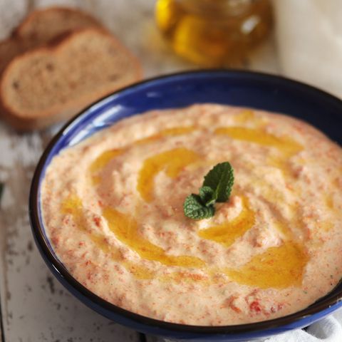 Fetacreme aus Feta, Frischkäse, Paprika und Käutern