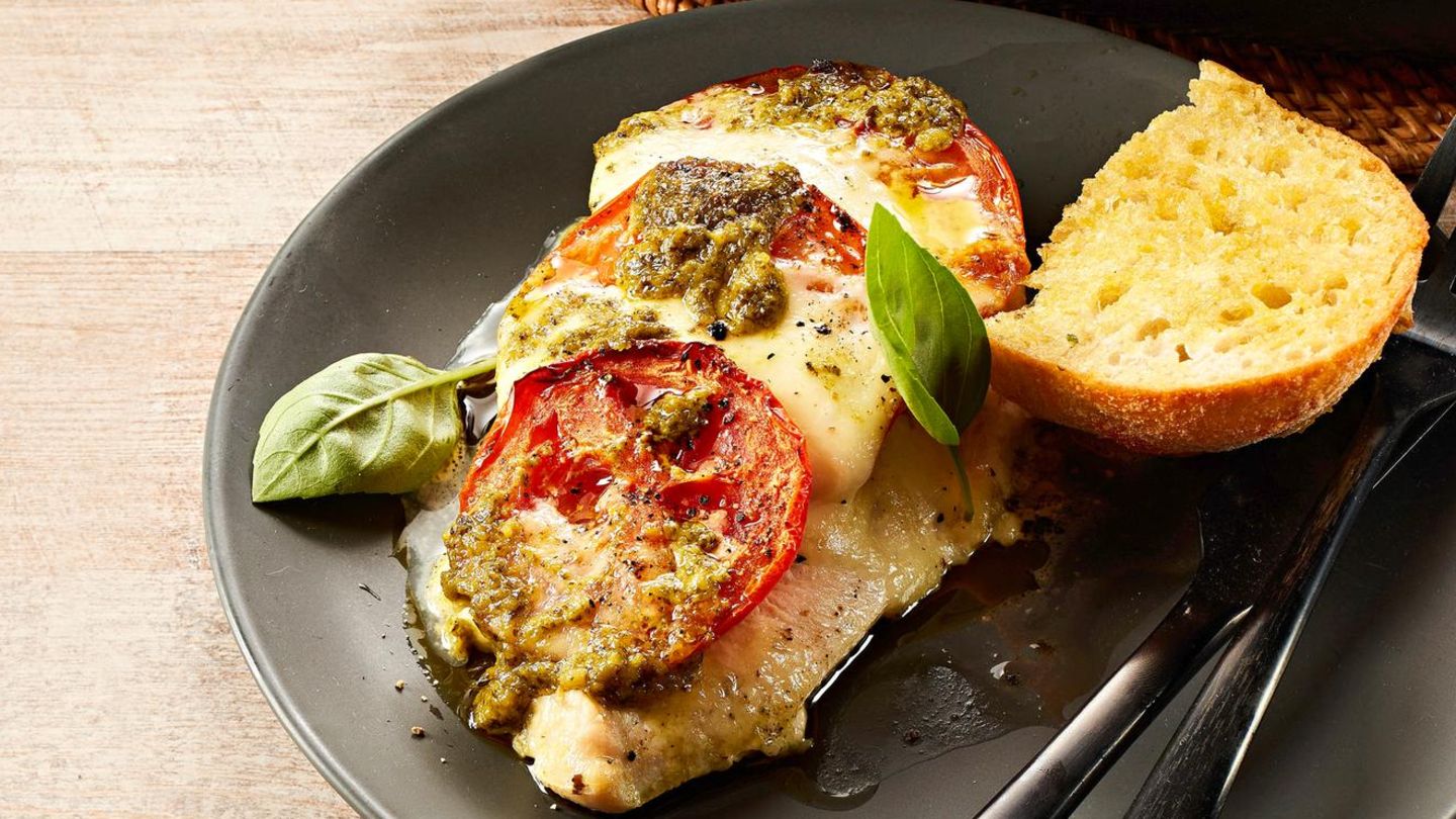 Putensteaks &amp;quot;caprese&amp;quot; mit Pesto Rezept - [ESSEN UND TRINKEN]