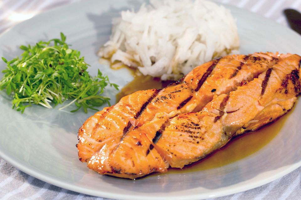 Japanischer gegrillter Lachs mit Teriyaki-Sauce Rezept - [ESSEN UND ...