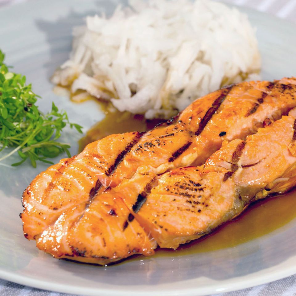 Japanischer gegrillter Lachs mit Teriyaki-Sauce