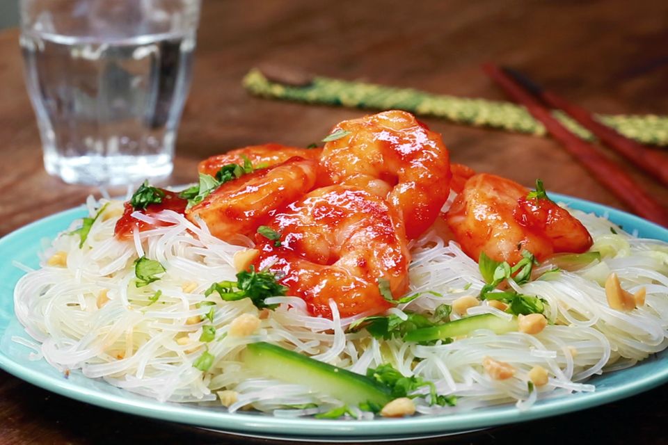 Süß-saure Garnelen auf Glasnudelsalat Rezept - [ESSEN UND TRINKEN]