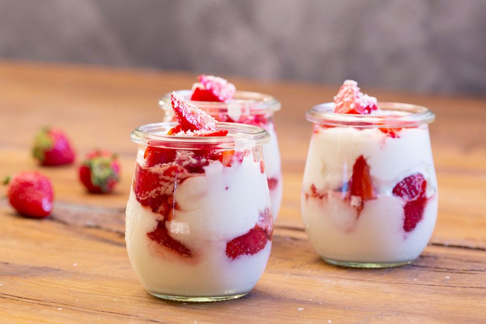 Erdbeer-Kokos-Dessert Rezept - [ESSEN UND TRINKEN]