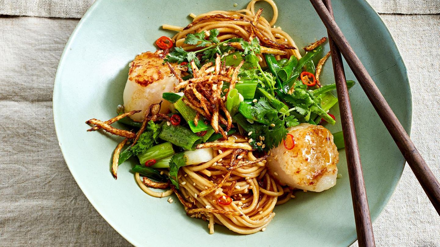 Ingwer-Ramen-Nudeln mit Frühlingszwiebeln und Jakobsmuscheln Rezept