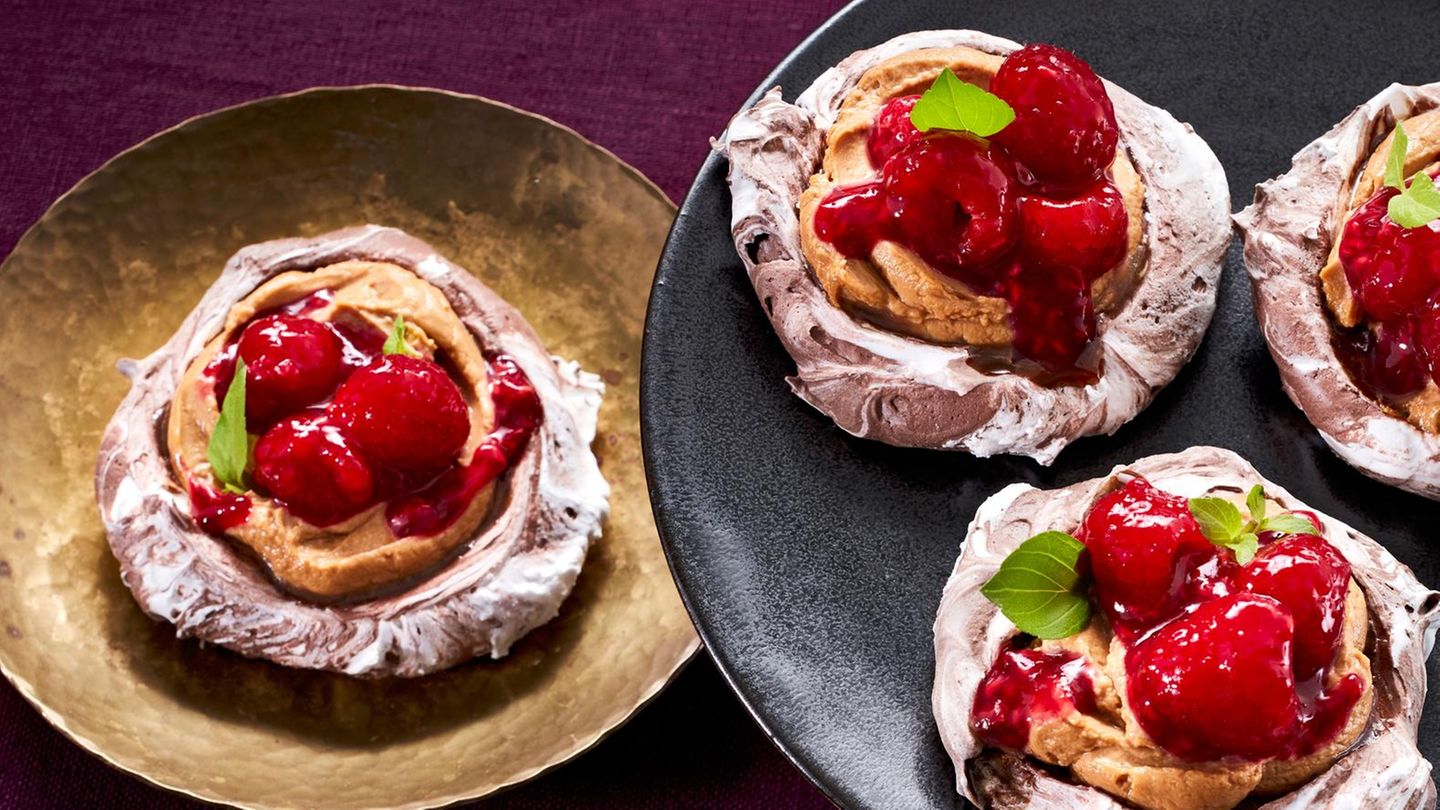 Schokoladen-Pavlova mit Kaffeecreme und Himbeeren Rezept