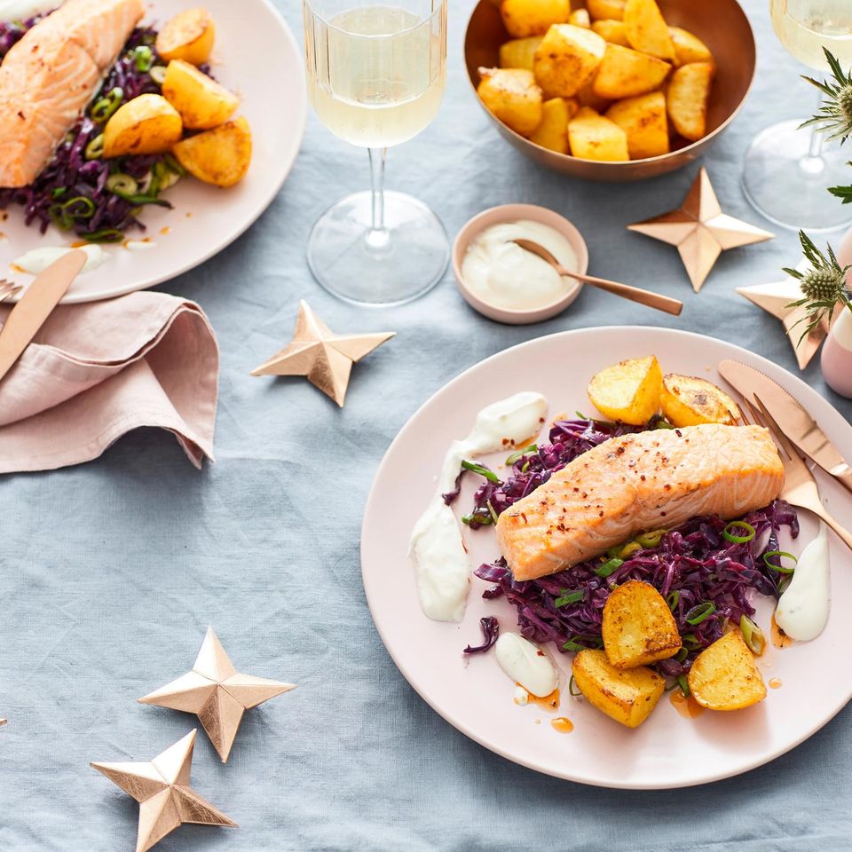 Lachs mit lauwarmem Rotkohl Rezept [ESSEN UND TRINKEN]