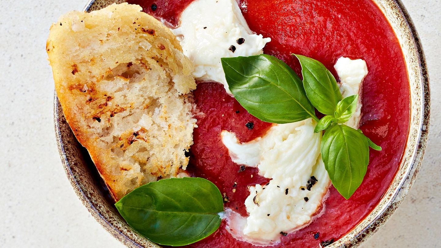 Tomaten-Orangen-Suppe mit Mozzarella: schnelles Rezept - [ESSEN UND ...