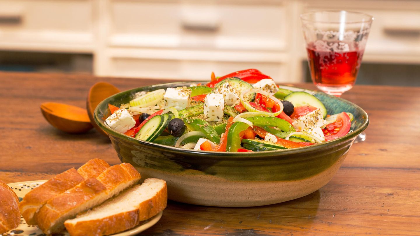 Griechischer Bauernsalat mit Zitronendressing in 20 Minuten