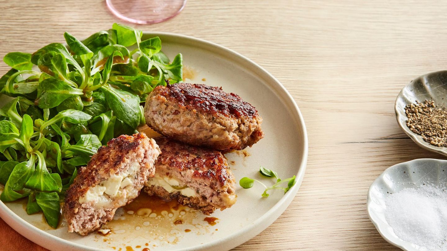 Gefüllte Frikadellen mit Feldsalat Rezept - [ESSEN UND TRINKEN]