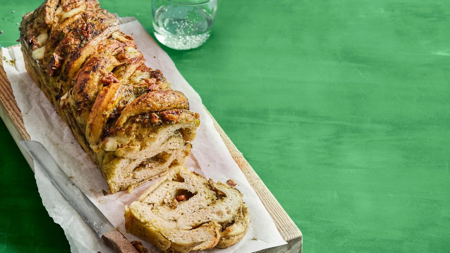 Hefezopf mit Pesto und Mozzarella Rezept