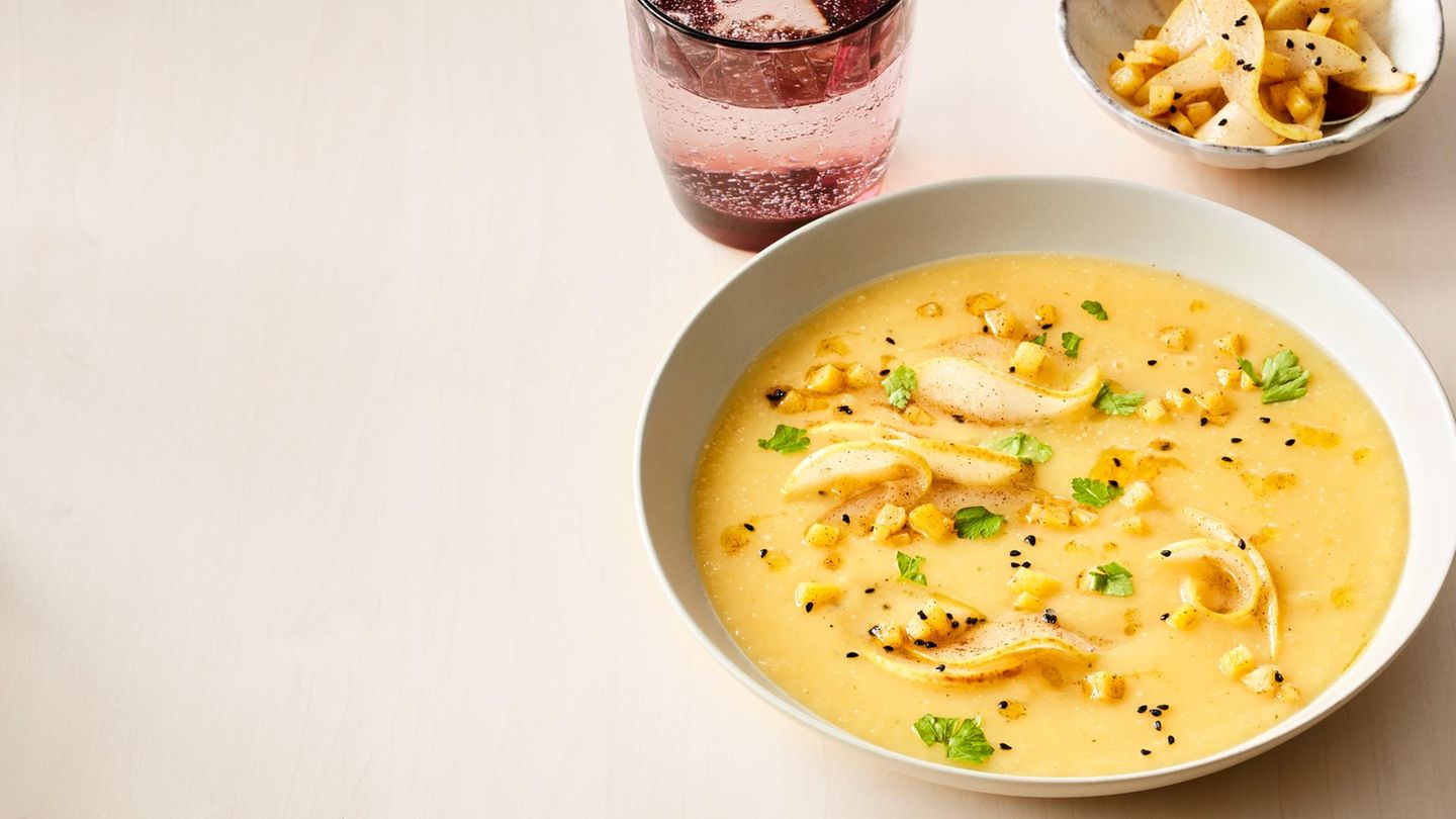 Steckrübensuppe mit Zimtbirnen Rezept
