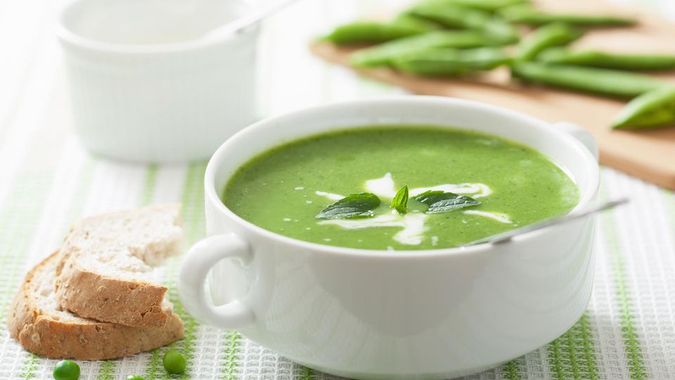 Erbsen-Minz-Suppe in einer Suppenschale