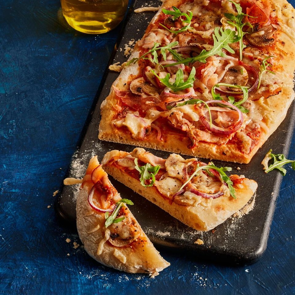 Pinsa mit Prosciutto, Rucola und Chiliöl Rezept - [ESSEN UND TRINKEN]