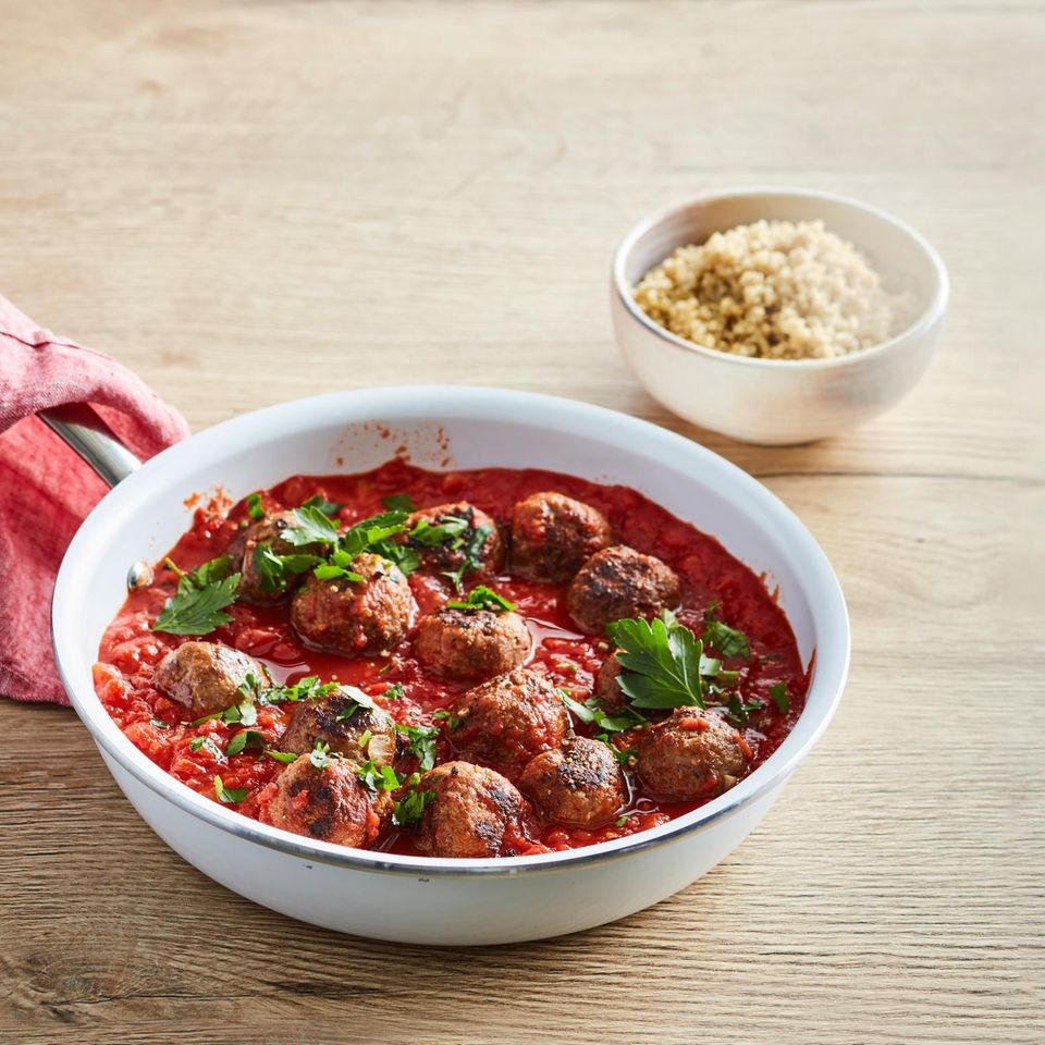 Fleischbällchen mit Tomatensauce und Quinoa Rezept - [ESSEN UND TRINKEN]