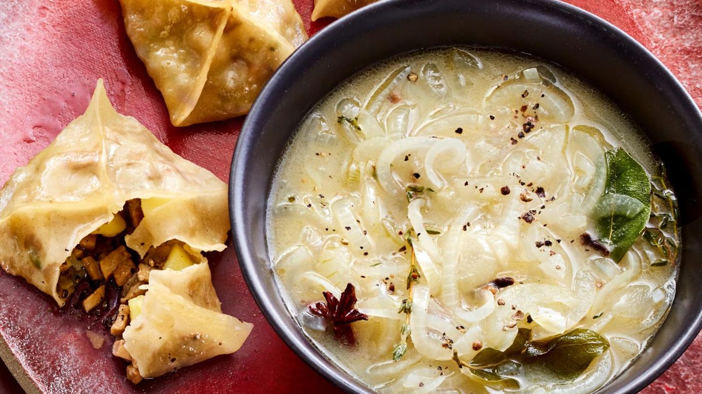 Kartoffel-Pilz-Dumplings mit Zwiebelsuppe Rezept - [ESSEN UND TRINKEN]
