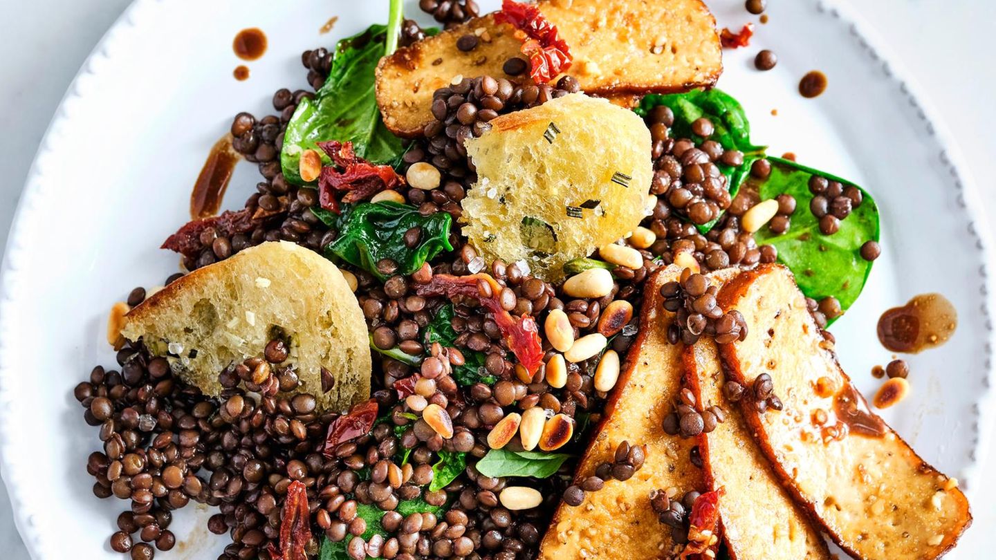 Linsensalat mit Räuchertofu und Brotchips Rezept