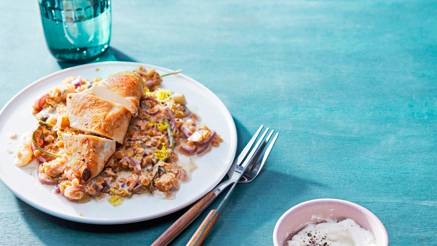 Zitronen-Salbei-Hähnchen mit Linsengemüse Rezept - [ESSEN UND TRINKEN]