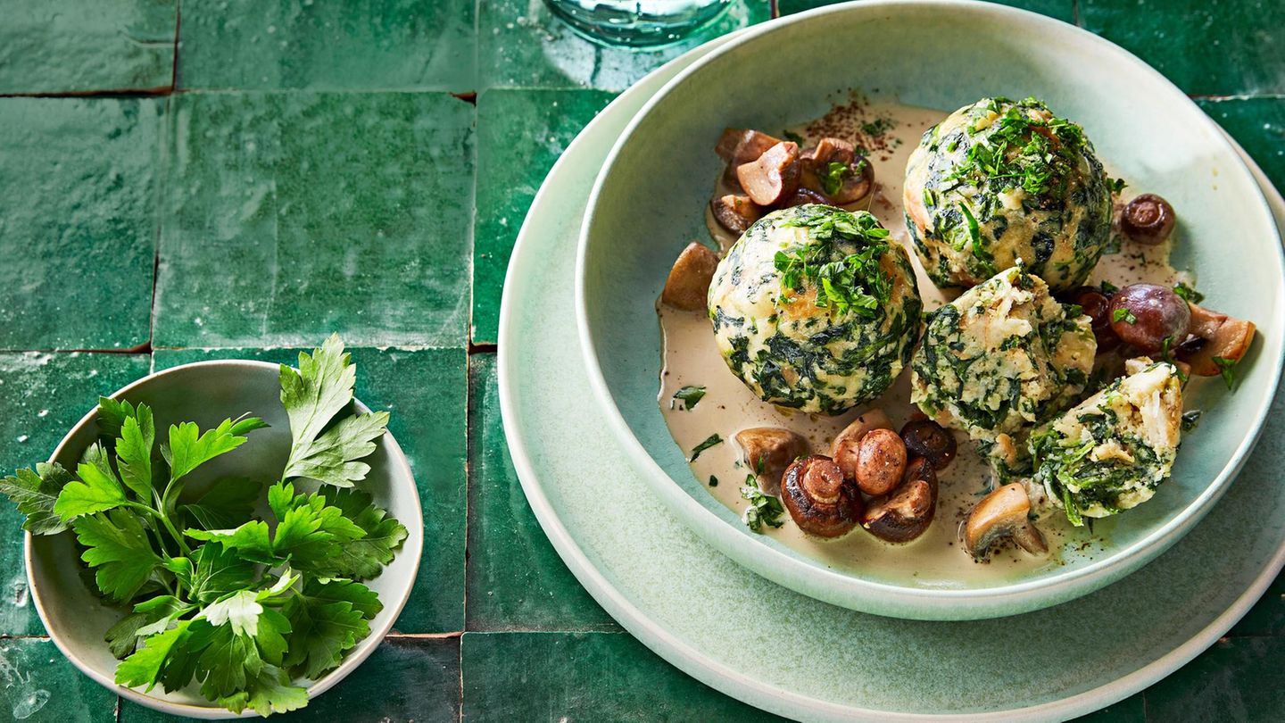 Spinat-Semmelknödel mit Pilz-Sahne-Sauce - [ESSEN UND TRINKEN]