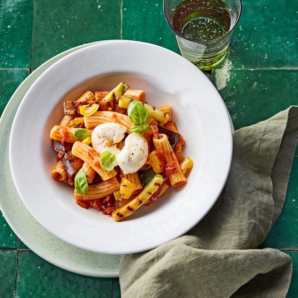 Pasta mit Pfannengemüse und Burrata Rezept - [ESSEN UND TRINKEN]