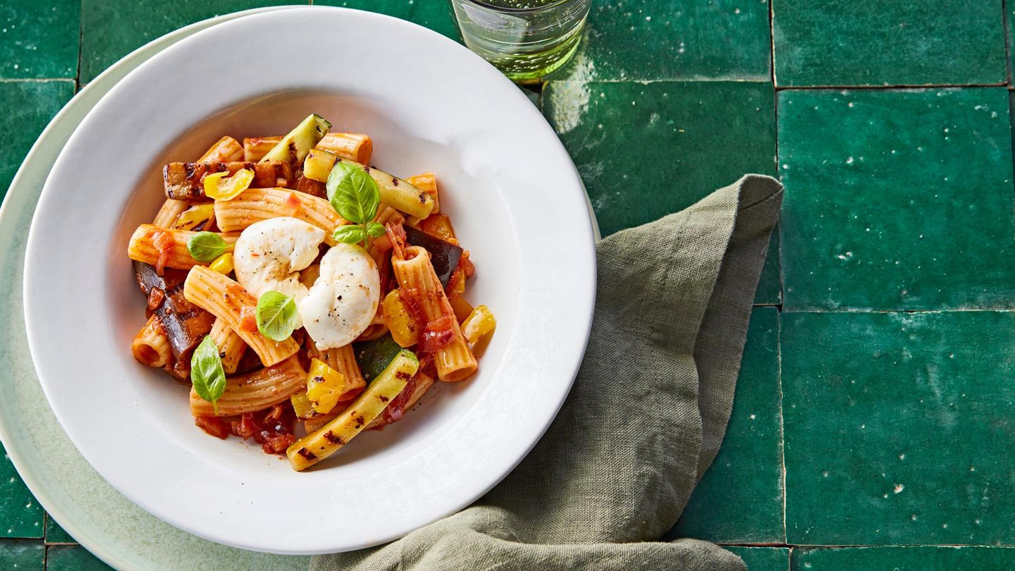 Pasta mit Pfannengemüse und Burrata Rezept - [ESSEN UND TRINKEN]
