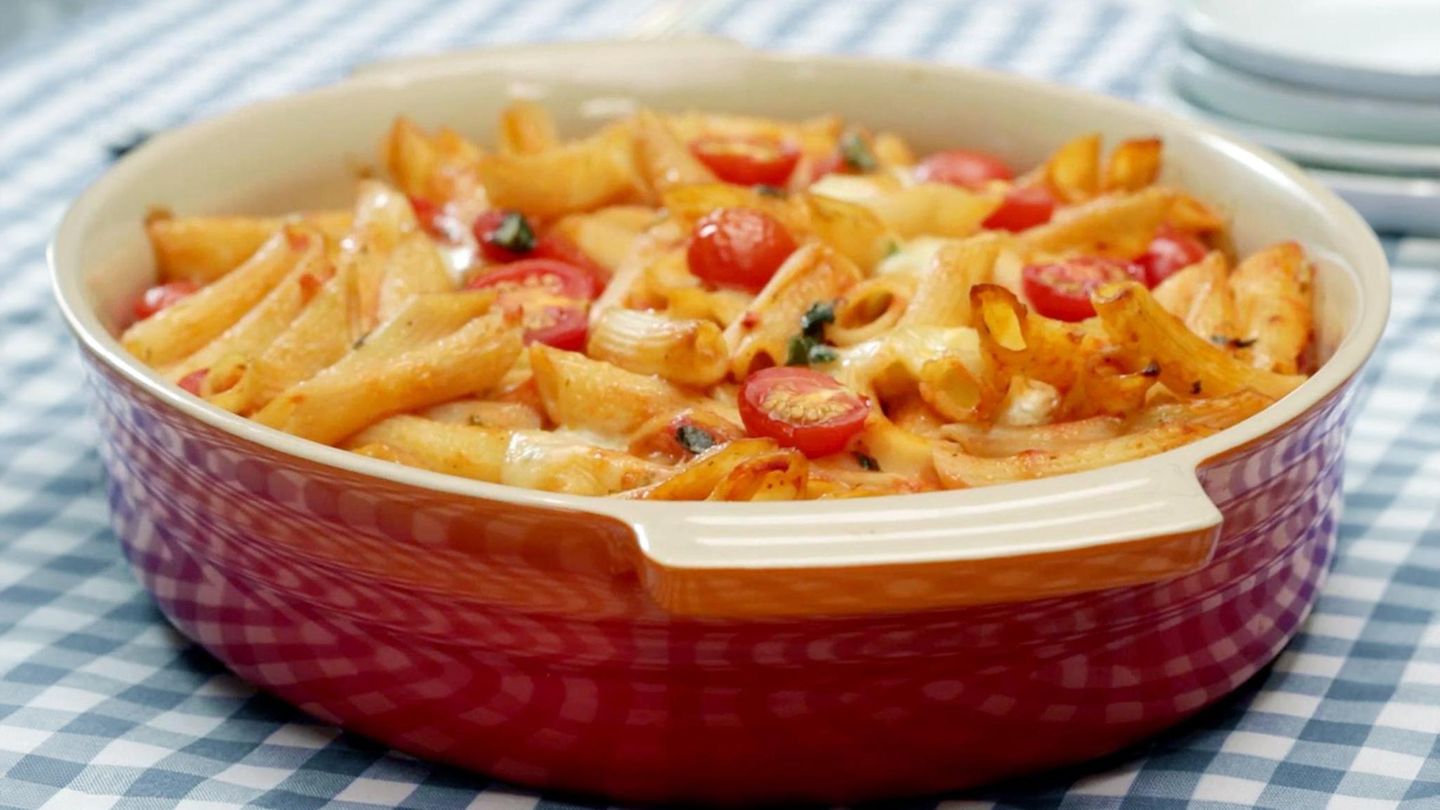 Cremiger Nudelauflauf mit Tomate und Mozzarella Rezept