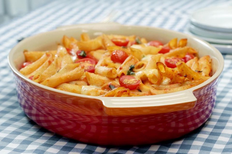 Cremiger Nudelauflauf mit Tomate und Mozzarella Rezept - [ESSEN UND ...