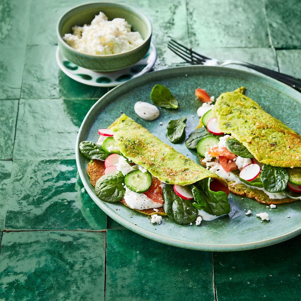 Erbsen-Pfannkuchen mit Frühlingssalat Rezept - [ESSEN UND TRINKEN]