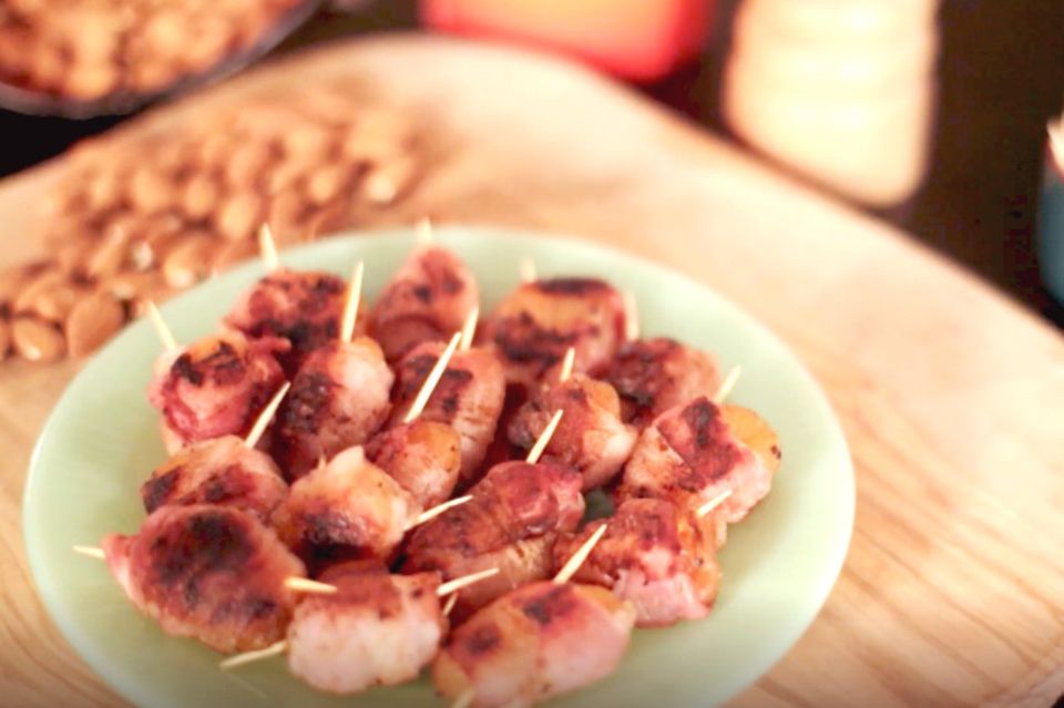 Mandelaprikosen im Baconmantel Rezept - [ESSEN UND TRINKEN]