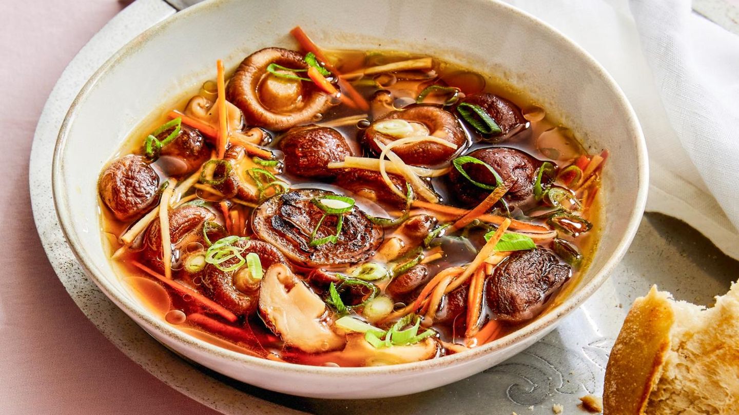 Kraftbrühe mit Shiitakepilzen Rezept