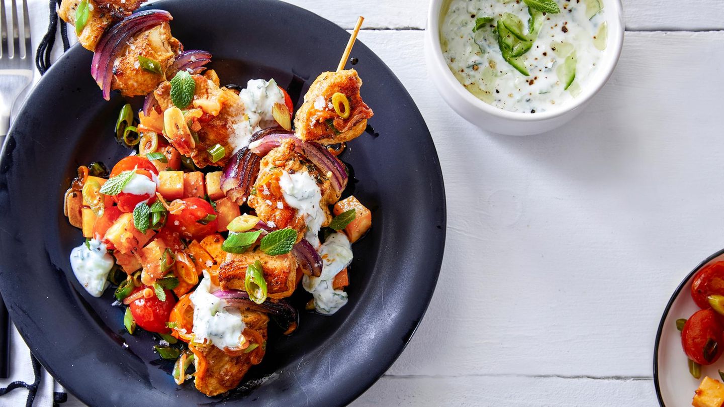 Hähnchenspieße mit Gemüse: leichtes Rezept mit Tzatziki zum Grillen oder Braten