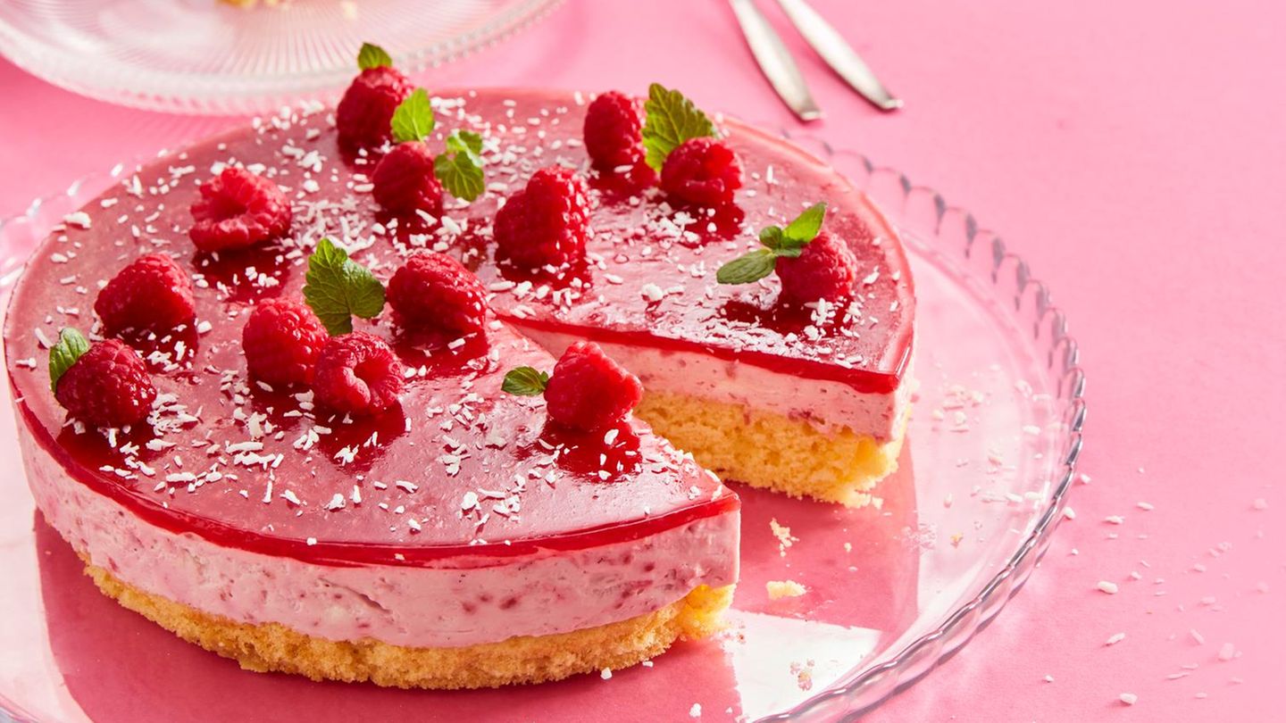 himbeertorte mit gefrorenen himbeeren und mascarpone