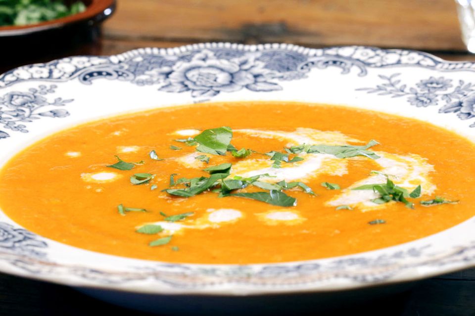 Tomaten-Möhren-Suppe mit Ingwer: fruchtig und cremig - [ESSEN UND TRINKEN]