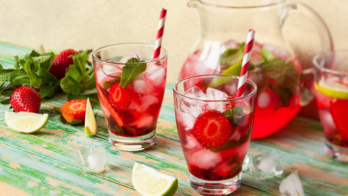 Erdbeerbowle mit Limette und Minze