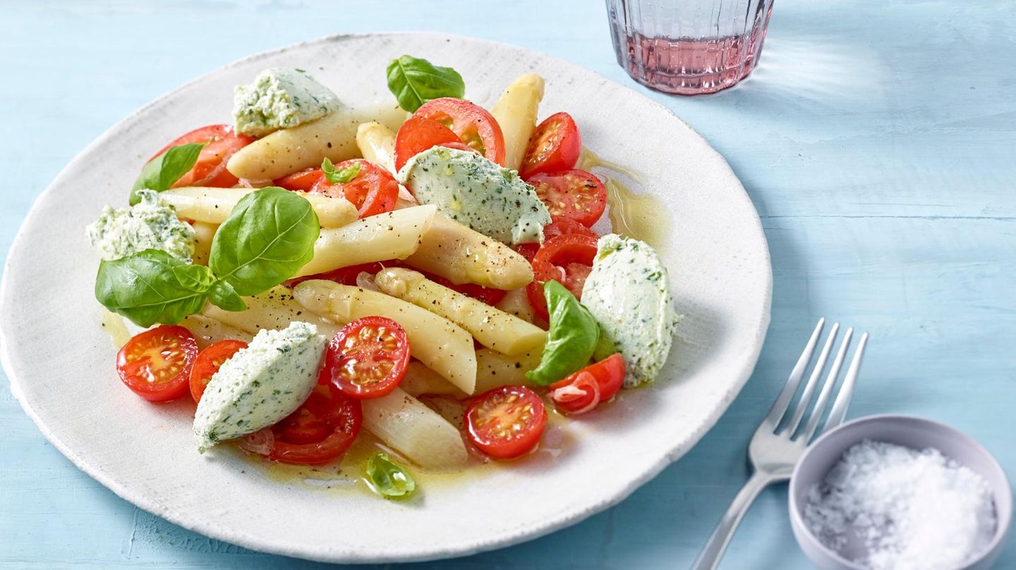 Schneller Spargelsalat mit Ricotta-Nocken Rezept - [ESSEN UND TRINKEN]