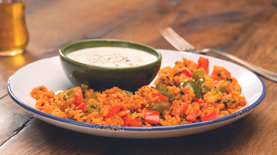 Schnelle Paprika-Reis-Pfanne mit Joghurtsauce