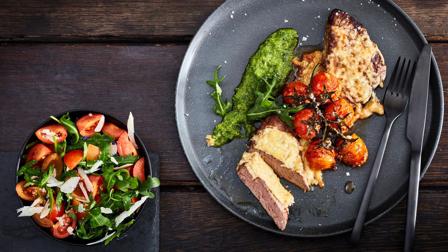 Käsesteak mit Rucola-Salat Rezept