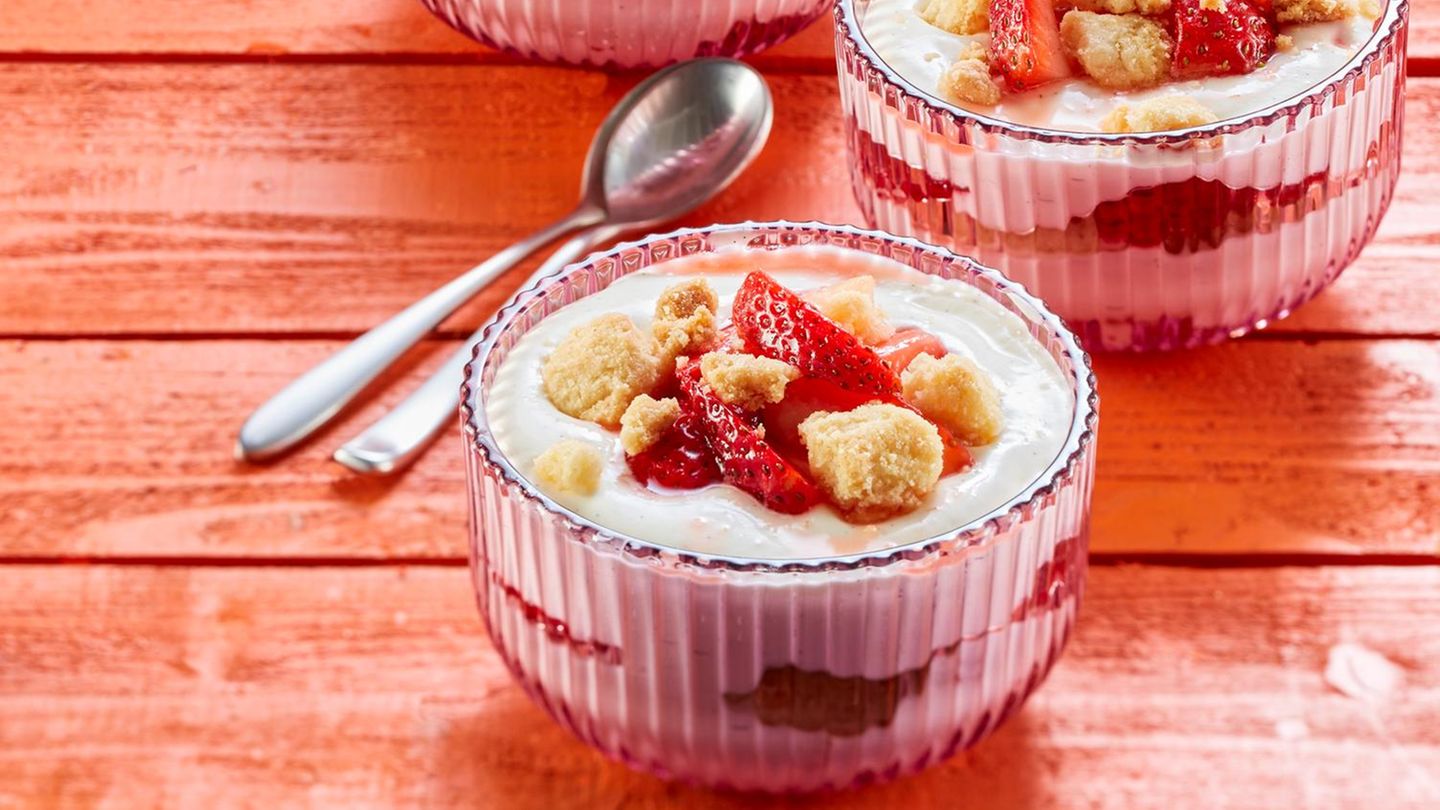 Cheesecake-Creme mit marinierten Erdbeeren Rezept - [ESSEN UND TRINKEN]