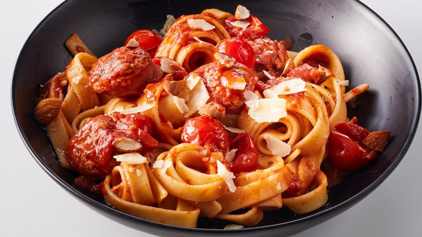 Bandnudeln mit Tomaten und Knoblauchbutter